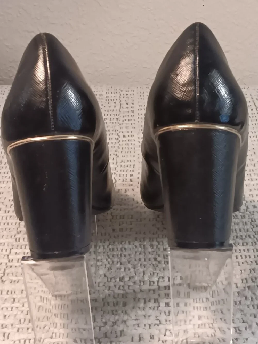 db Dress Barn 'Gallery' women's chunky black pumps w/ gold embellishment sz 10 M